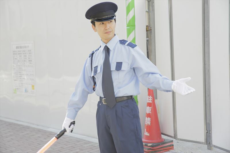 警棒をもった警備員